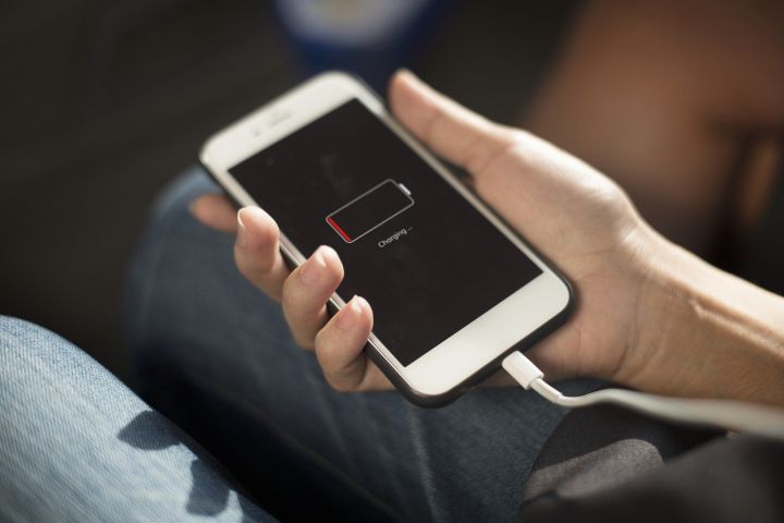 6 ошибок при зарядке смартфона, которые все допускают