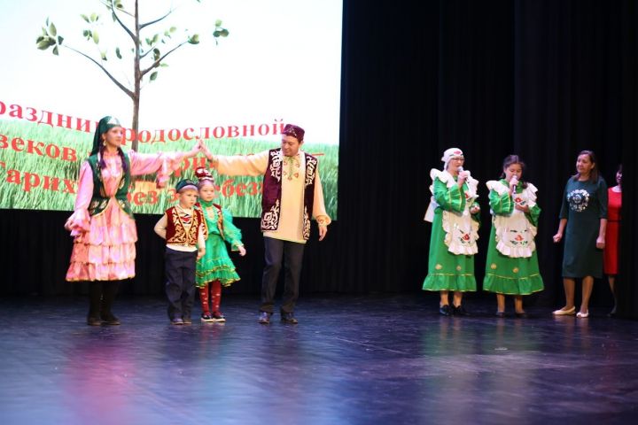 Выступление семьи Валеевых на зональном этапе конкурса «Эхо веков в истории семьи"