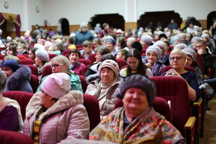 Яркий фоторепортаж: В Алексеевском состоялся концерт ко Дню матери