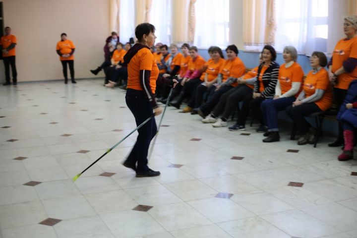 Около сотни алексеевцев вышли сегодня на улицу, чтобы освоить технику скандинавской ходьбы