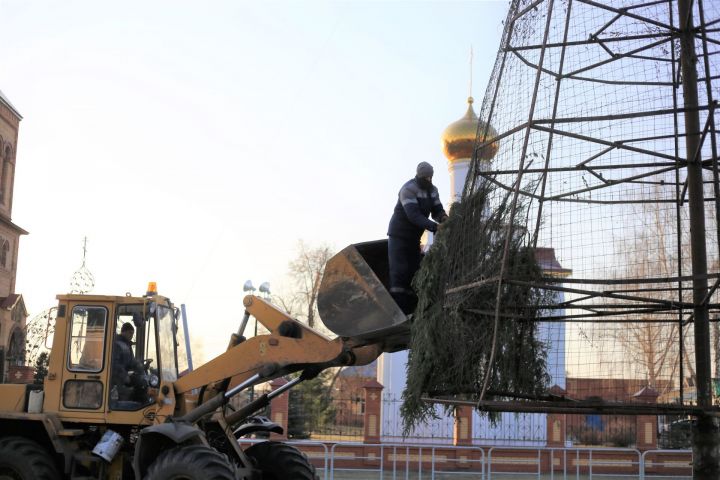В Алексеевском приступили к установке новогодней елки