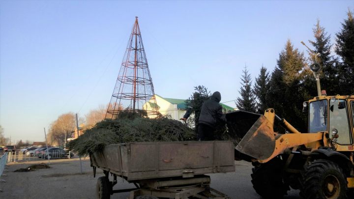 В Алексеевском приступили к установке новогодней елки