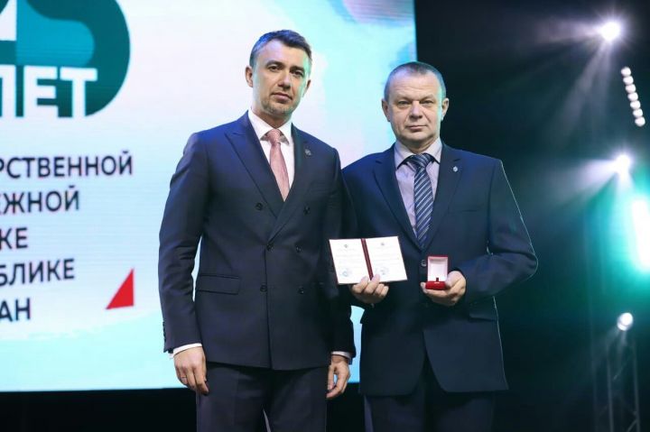 Директор Билярской школы был отмечен наградой за развитие молодежной политики 