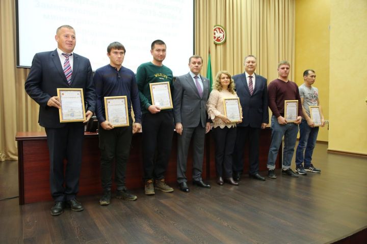 Вручение сертификатов победителям конкурсного отбора по программе "Создание и развитие крестьянских (фермерских) хозяйств