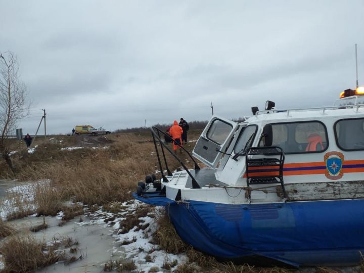 Спасатели помогли выбраться рыбакам, провалившимся под лед