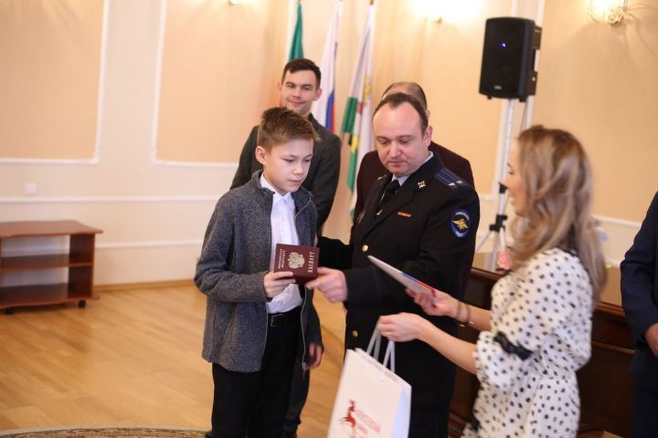 Фоторепортаж: 12 декабря, в день Конституции России шесть юных граждан получили первые паспорта