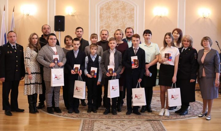 Фоторепортаж: 12 декабря, в день Конституции России шесть юных граждан получили первые паспорта