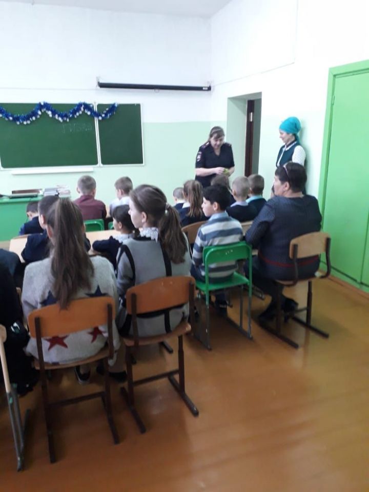 Сотрудники ГИБДД посетили школы Алексеевского района и побеседовали с ребятами
