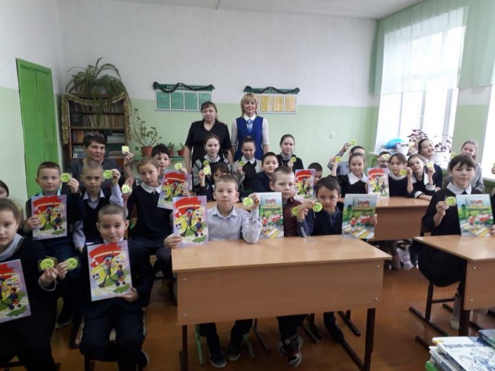 Сотрудники ГИБДД посетили школы Алексеевского района и побеседовали с ребятами