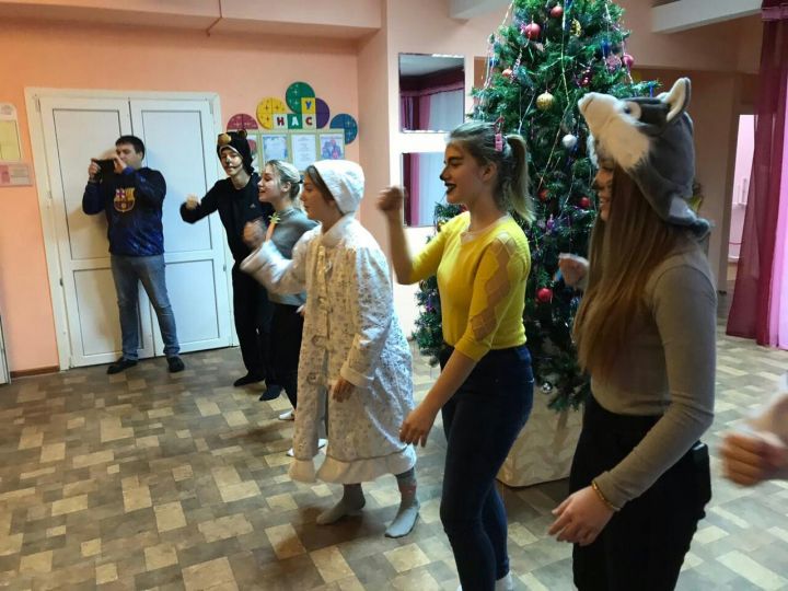 Фоторепортаж: Волонтеры провели для детей из приюта "Забота" новогодний праздник