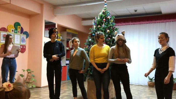 Фоторепортаж: Волонтеры провели для детей из приюта "Забота" новогодний праздник