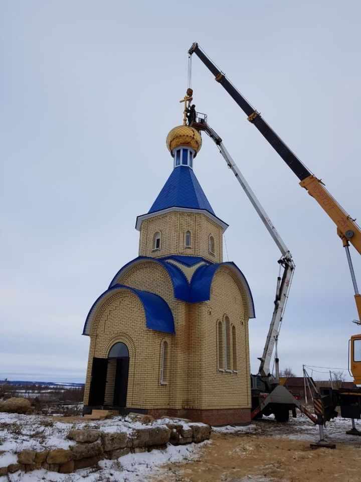 В Саконах на новый храм установили купол