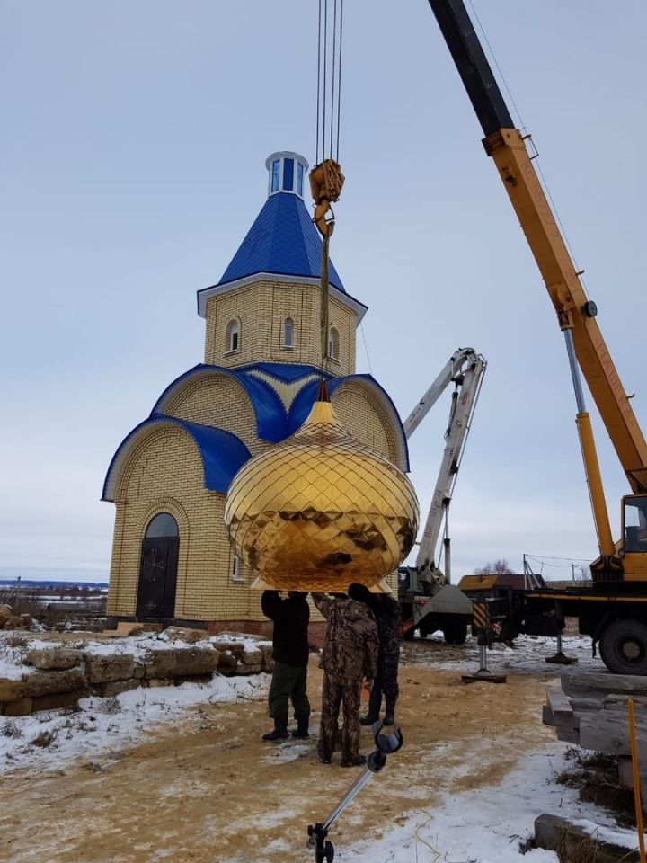 В Саконах на новый храм установили купол
