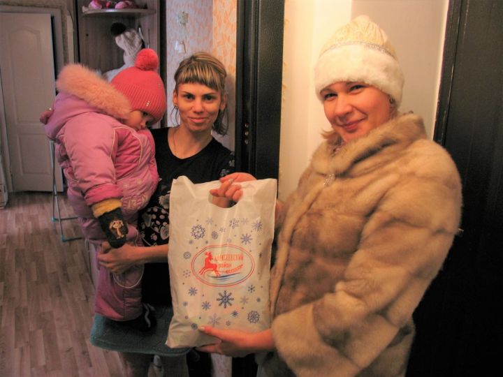 В Алексеевском районе детворе начали вручать новогодние подарки от Главы района