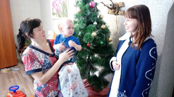 В Алексеевском районе детворе начали вручать новогодние подарки от Главы района
