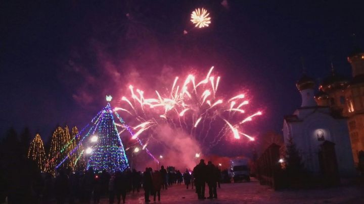 Фото и видео: Яркий салют на открытии Новогодней елки