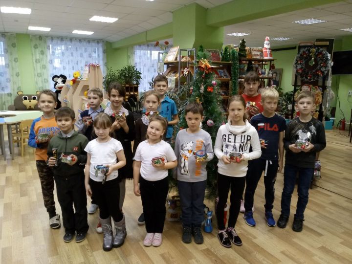 Новогодний мастер-класс прошёл для детей в Центральной детской библиотеке