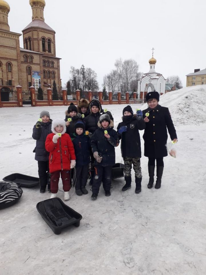 Полицейский Дед Мороз навестил детишек Алексеевского района