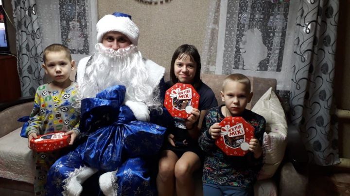 Полицейский Дед Мороз навестил детишек Алексеевского района