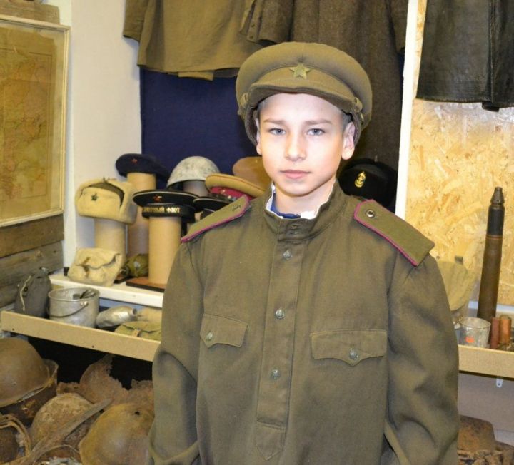 Фоторепортаж:Школьники из Ромодана побывали в музейной комнате военно-исторического клуба "Звезда"