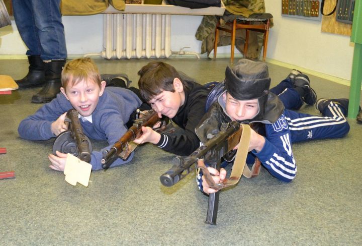 Фоторепортаж:Школьники из Ромодана побывали в музейной комнате военно-исторического клуба "Звезда"
