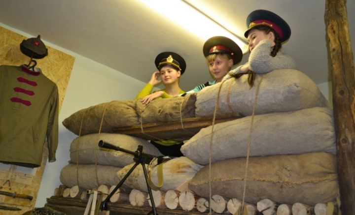 Фоторепортаж:Школьники из Ромодана побывали в музейной комнате военно-исторического клуба "Звезда"