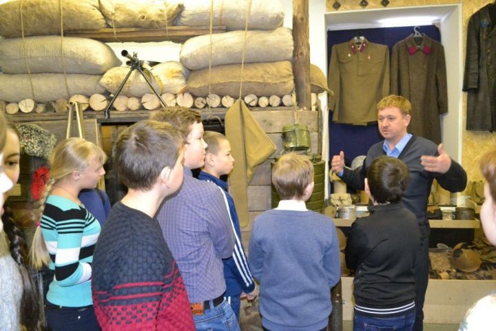 Фоторепортаж:Школьники из Ромодана побывали в музейной комнате военно-исторического клуба "Звезда"