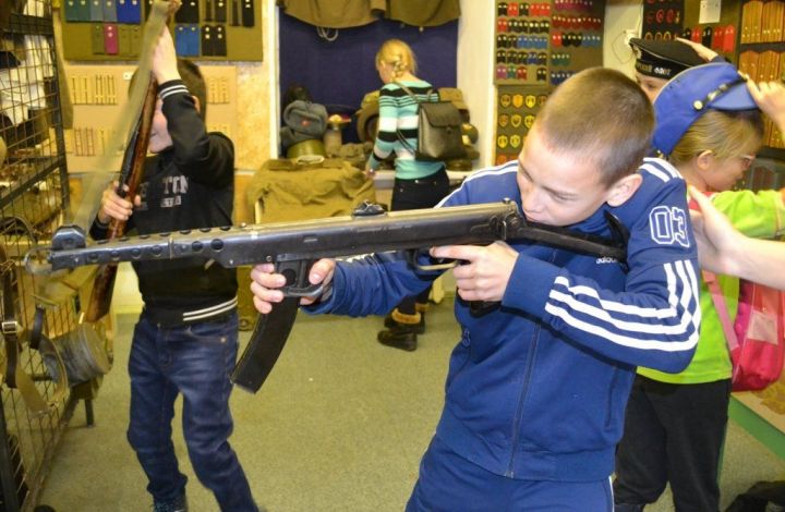 Фоторепортаж:Школьники из Ромодана побывали в музейной комнате военно-исторического клуба "Звезда"