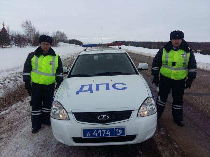 В Алексеевском районе Татарстана инспекторы ГИБДД помогли жителю Ульяновской области, попавшему в трудную ситуацию на дороге