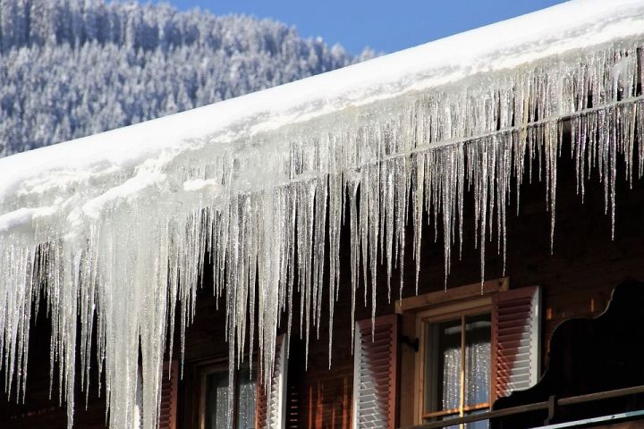 МЧС предупреждает жителей Алексеевского района об опасности схода снега и наледи с крыш зданий
