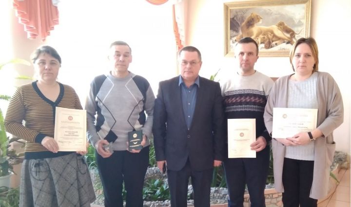 В Алексеевском районе наградили ведомственными наградами Министерства образования и науки РТ