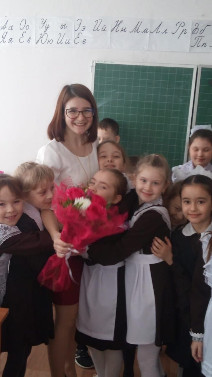Бурные овации и шикарный прием оказали во второй школе поселка Веронике Скаловой, которая вошла в тройку лучших учителей Татарстана
