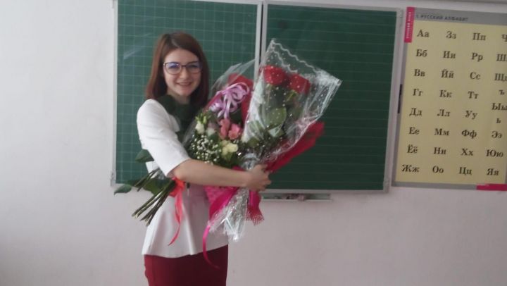 Бурные овации и шикарный прием оказали во второй школе поселка Веронике Скаловой, которая вошла в тройку лучших учителей Татарстана