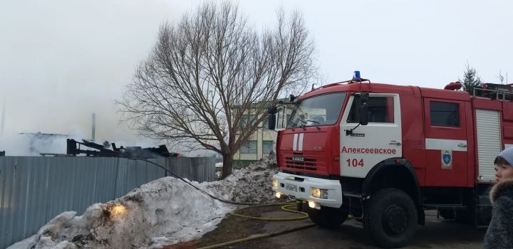 В Алексеевском районе полностью сгорела баня