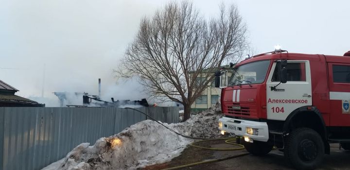 В Алексеевском районе полностью сгорела баня