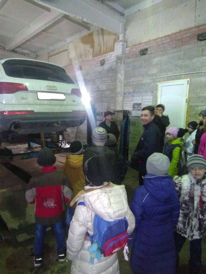 Дети из приюта «Забота» узнали о профессии автослесаря и продавца