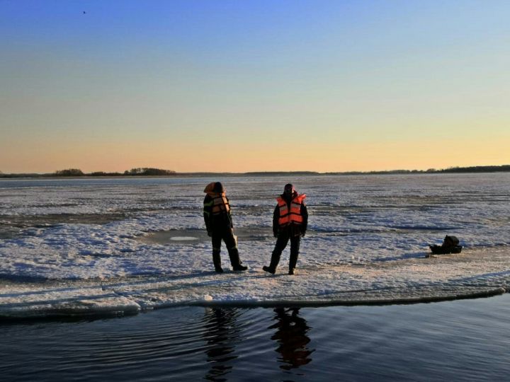 Алексеевские спасатели сняли с дрейфующей льдины троих рыбаков