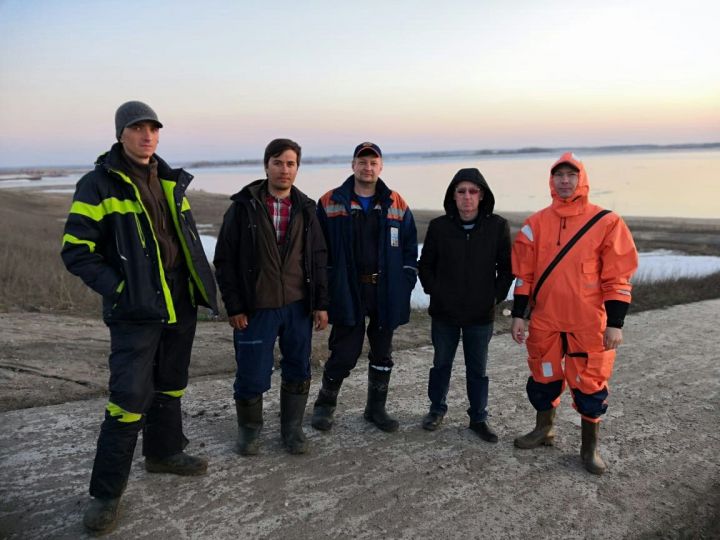 Алексеевские спасатели сняли с дрейфующей льдины троих рыбаков