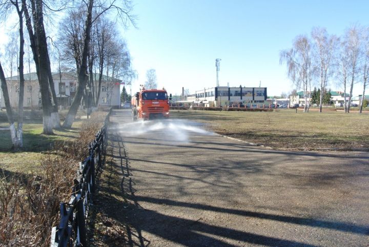 Работники коммунальных служб очистили от пыли парковую зону в центре поселка