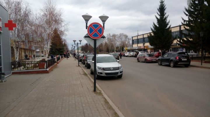 В райцентре на участке улицы Казакова установлен знак "Остановка запрещена"