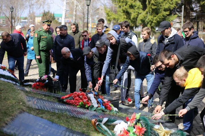 В День призывника будущие защитники Отечества возложили цветы в Парке Победы к памятнику погибшим воинам