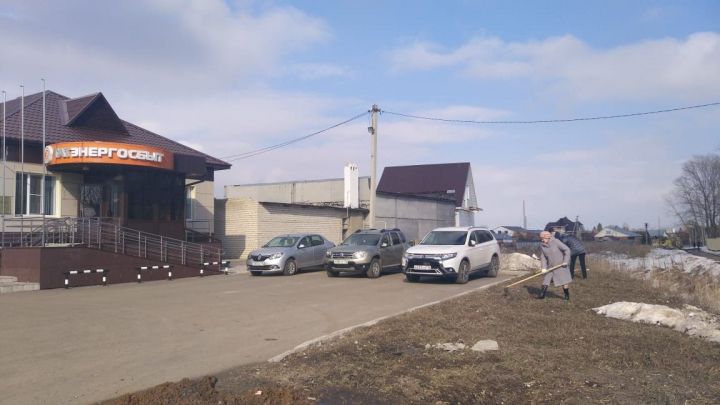 Фоторепортаж: Трудовые коллективы Алексеевского района вышли на уборку закреплённых территорий