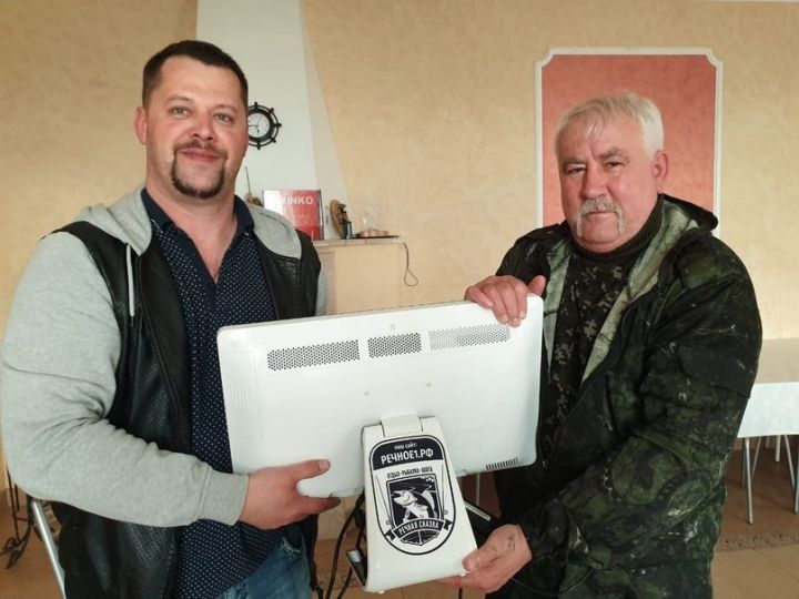 Семья Петрочининых подарила местной организации охотников и рыболовов компьютер