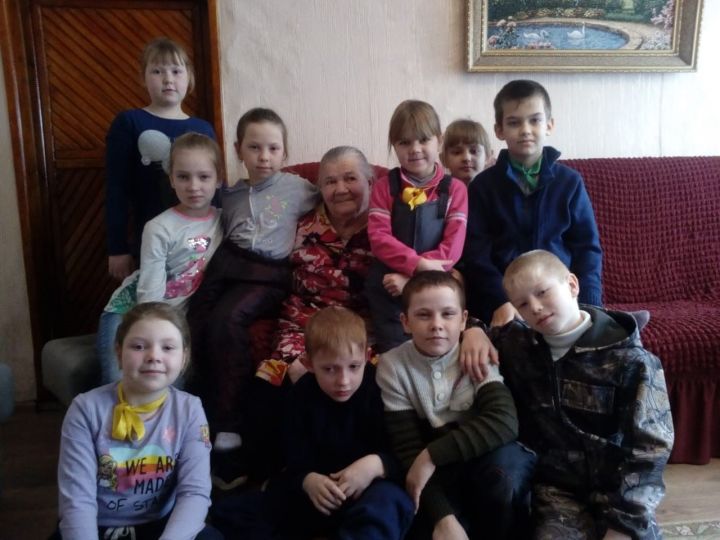 Ребята из Ромодановской школы посетили Бочкарёву Александру Дмитриевну