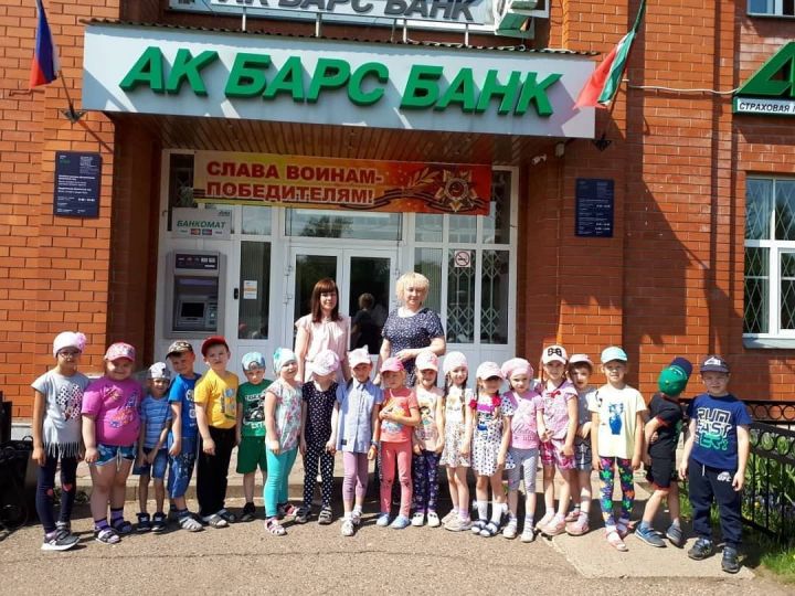 В рамках недели профориентации воспитанники детского сада "Ромашка" сегодня посетили редакцию газеты "Заря" и Акбарс Банк