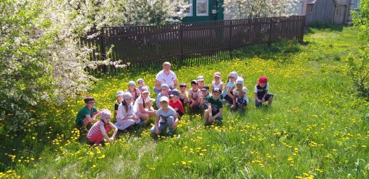 Педагоги и родители детского сада "Солнышко" устроили для дошколят пешую экскурсию