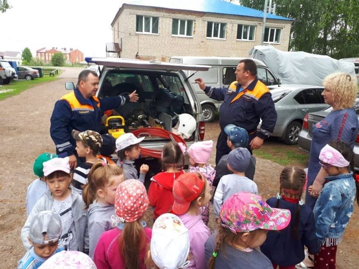Дети из садика "Ромашка" посетили спасателей