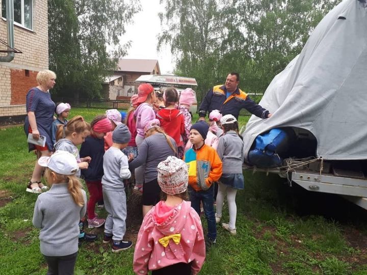 Дети из садика "Ромашка" посетили спасателей