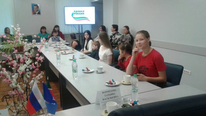 Ученицу Билярской школы наградил депутат Государственного Совета Татарстана Татьяна Воропаева