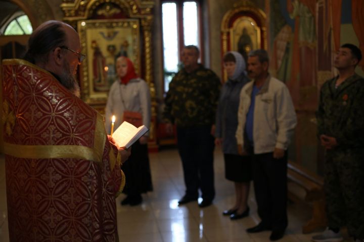 Ветераны погранслужбы подарили Храму Воскресения Христова икону Евгения Родионова
